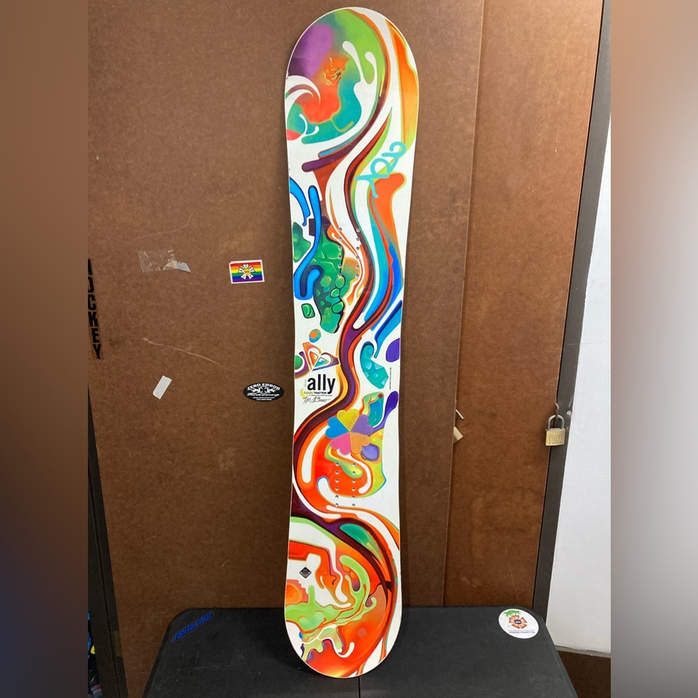 GOOD CONDITION- WOMANS ROXY ALLY SNOWBOARD SIZE 151cm WITH DAKINE STOMP PAD